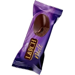 صورة لارش كيك بالكاكاو محشو بصوص الشوكولاتة ومغطي بالكاكاو